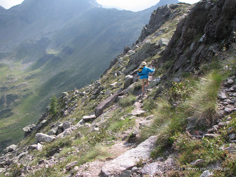 cimagpII 020.jpg - Il sentiero corre in saliscendi sui fianchi scoscesi della montagna che guardano i Laghi Gemelli